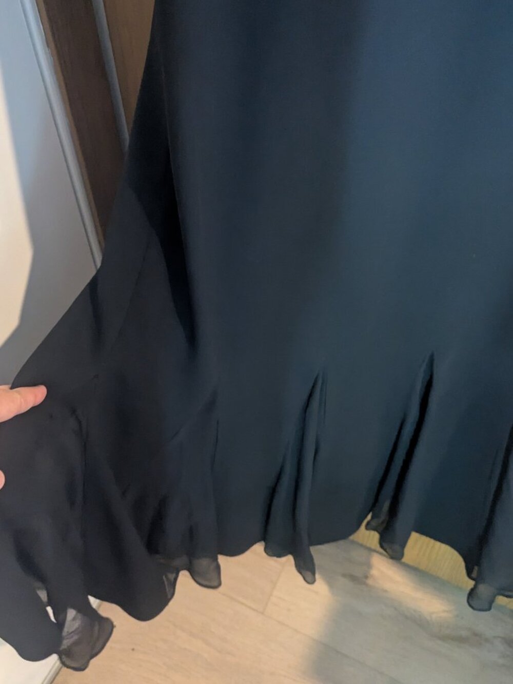Jones New York Scoop Neck Cap Sleeve Fit and Flare Godet Dress Silk Trim Black-8 - Picture 5 of 7